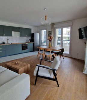 Chic & Spacious 3-Bedroom with balcony
